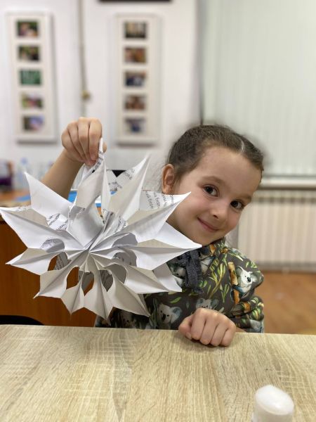 Юные тучковцы мастерили снежинки