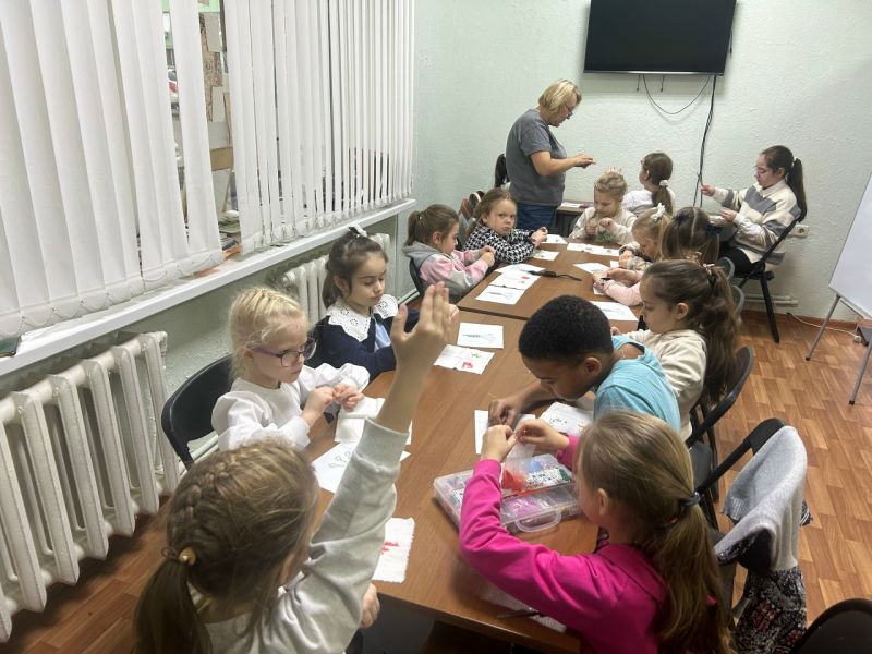 В Тучковской библиотеке плели морковку из бисера