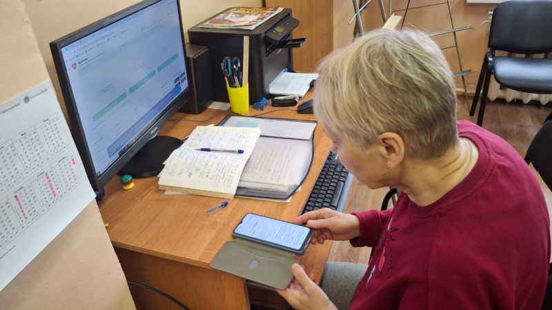 Нестеровские пенсионеры изучают сервис «Госуслуги» в библиотеке