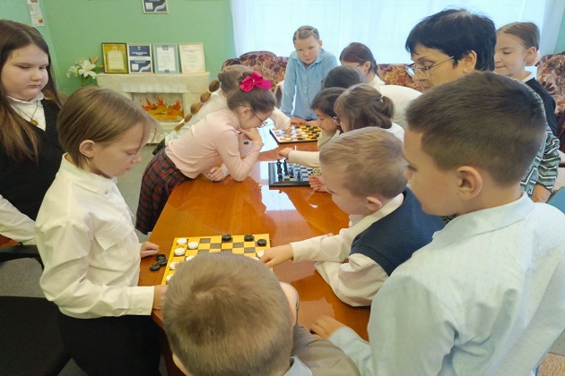 В Беляногорской библиотеке вспоминали историю шахмат