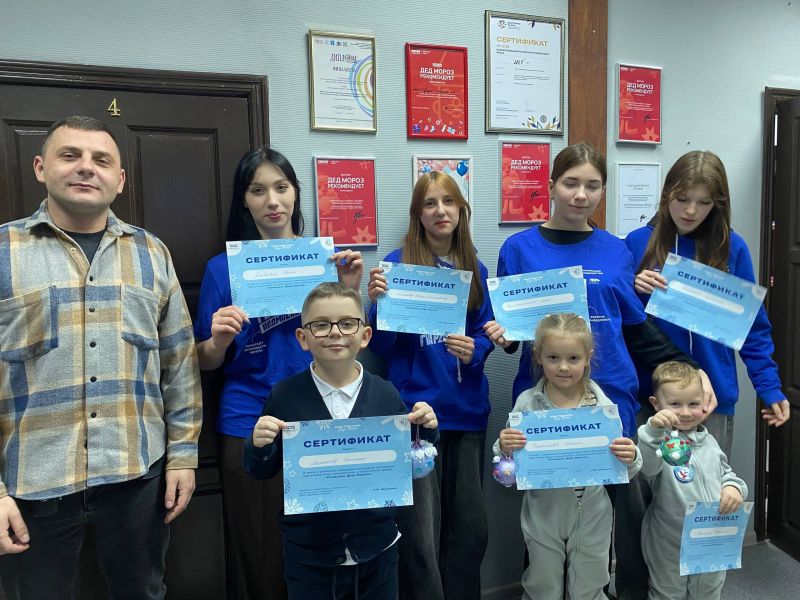  Волшебство в штабе: дети участников СВО мастерили новогодние игрушки 