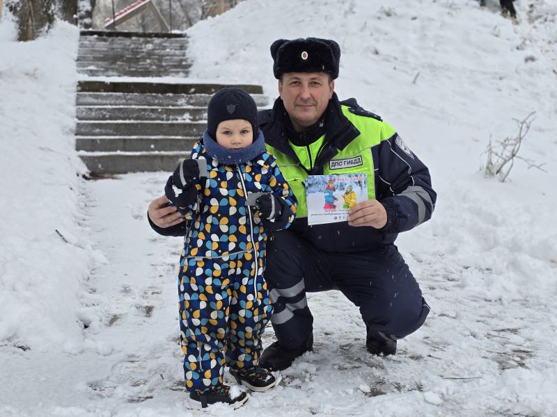 Сотрудники рузской Госавтоинспекции напомнили юным жителям правила безопасного поведения на дороге