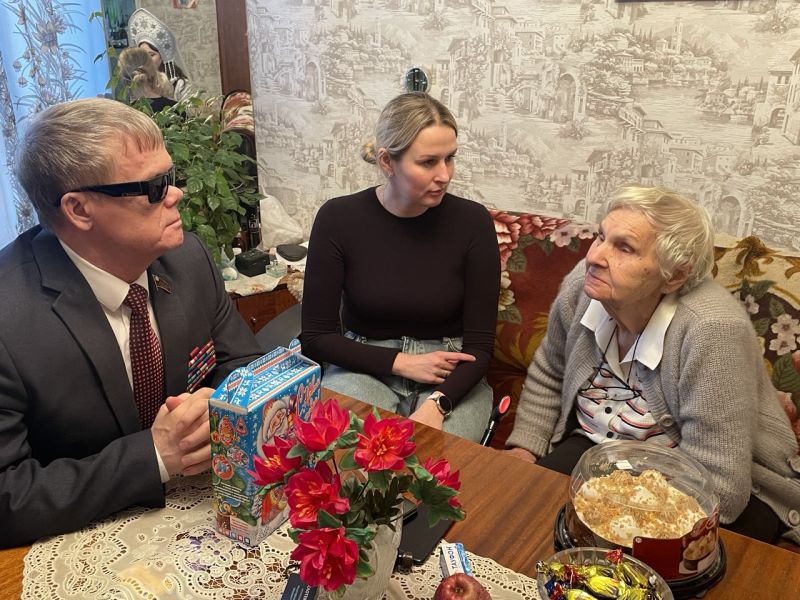 Депутаты поздравили ветерана ВОВ с наступающим Новым годом 