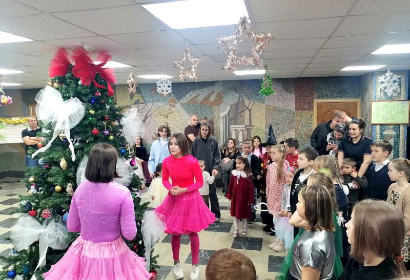 Рузские полицейские в канун Нового года посетили пенсионеров ОМВД и организовали праздник для детей сослуживцев