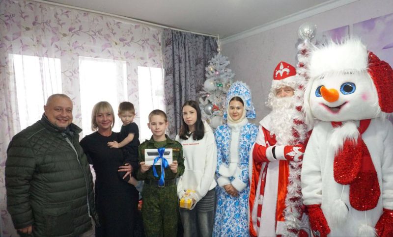 Александр Горбылёв с партийцами поздравил семью участника СВО с Новым годом 