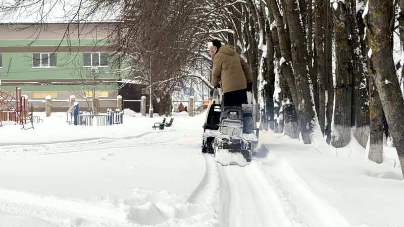 На стадионе «Урожай» в Рузе восстанавливают лыжню после снегопадов