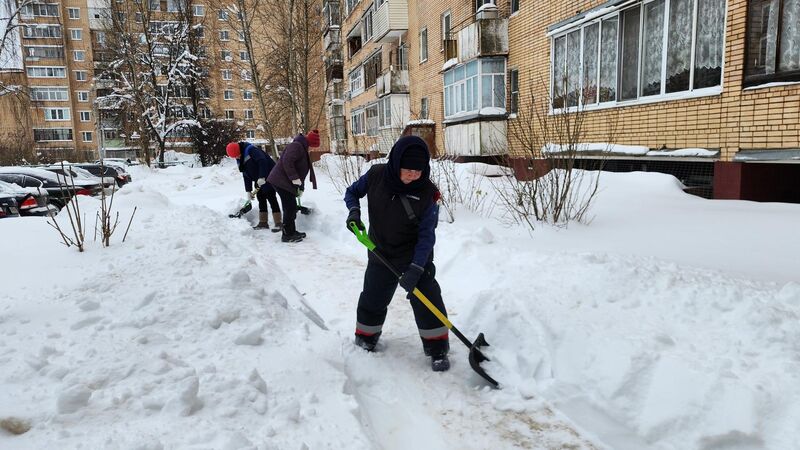 «Для нас это обычный рабочий день»: коммунальщики продолжают убирать последствия рекордного снегопада во дворах Рузы