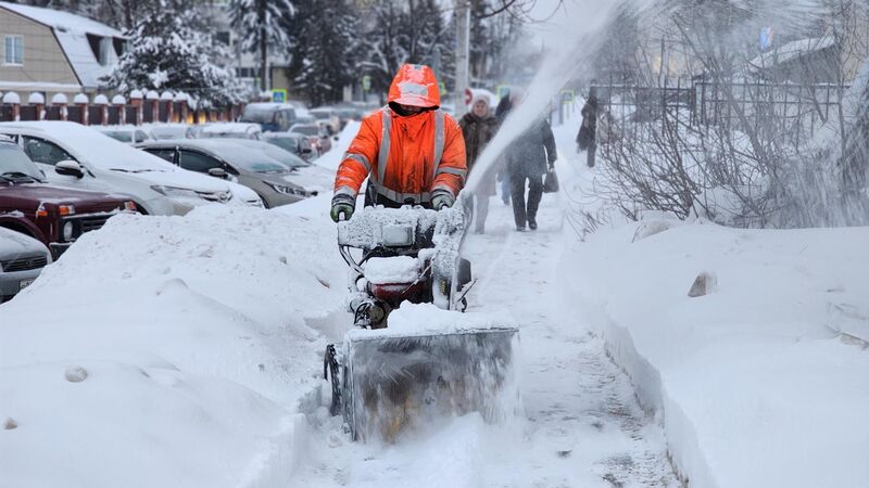 Коммунальщики Рузы расчищают центральные улицы и парки от снега