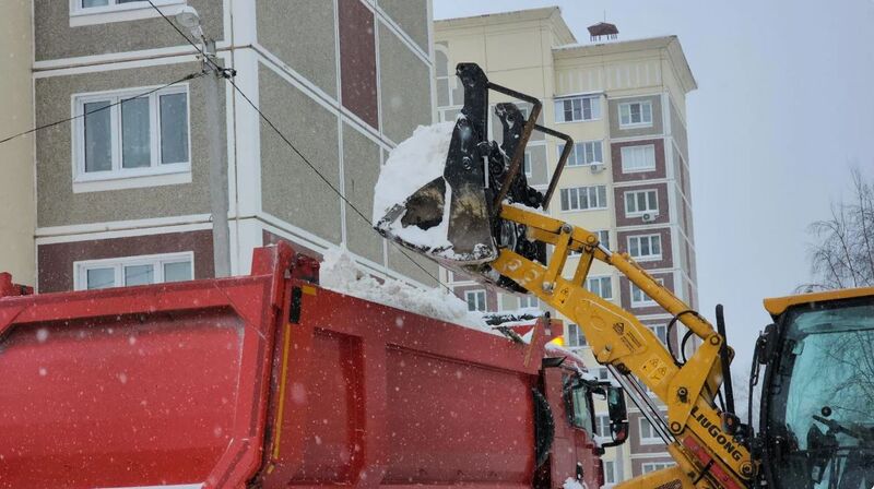 Коммунальщики Рузы вывезли снег из дворов после снегопада
