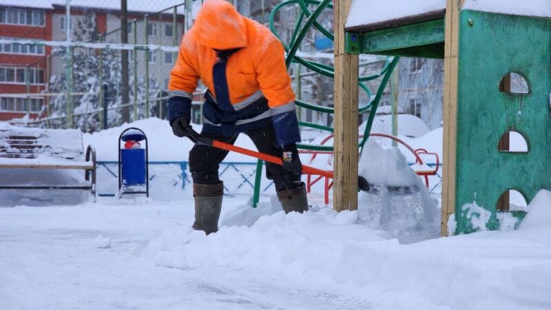 В Новотеряеве рузские коммунальщики расчищают детскую площадку и автомобильные парковки от снега