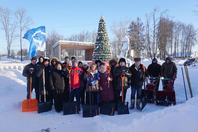 Партийцы приняли участие в общеобластном субботнике в Тучково