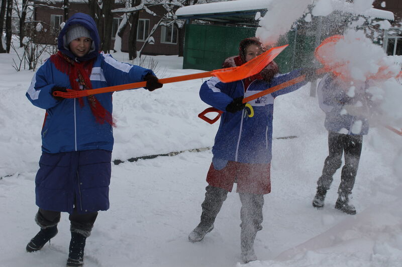 16 волонтёров «Снежного десанта» целую неделю помогали убирать снег в Тучково
