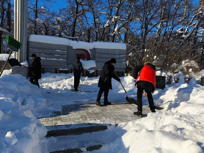 В Космодемьянском волонтёры очистили от снега братскую могилу