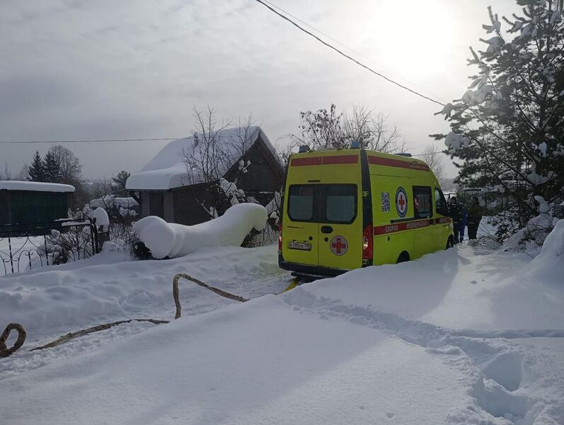  В РМО работники ГКУ МО «Мособлпожспас» вызволили застрявшую в снегу машину скорой помощи