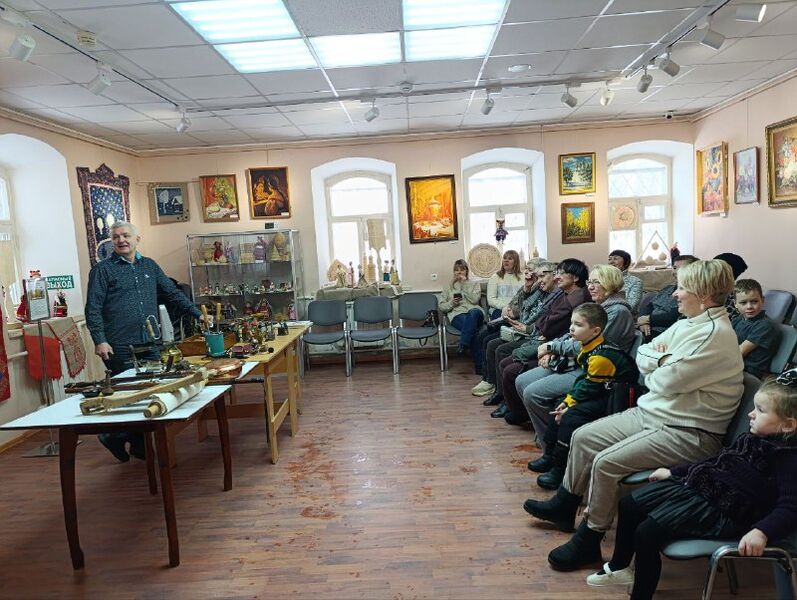 В Рузском музее состоялась встреча жителей с коллекционером утюгов