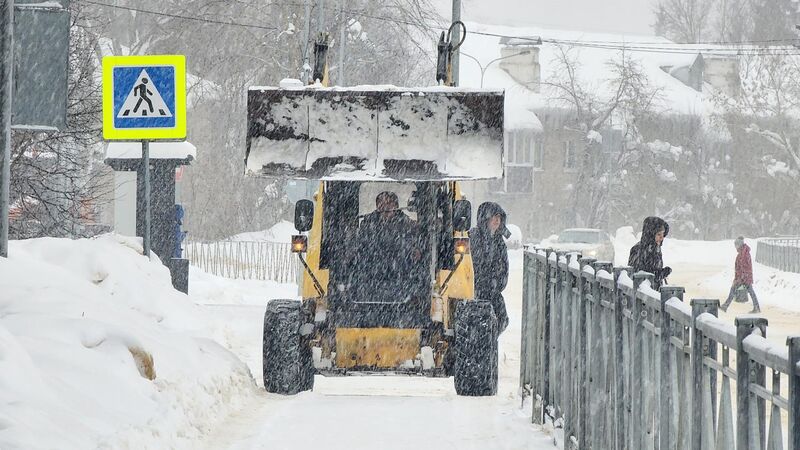 Сотрудники «Мосавтодора» расчищают дороги и тротуары Рузы после ночного снегопада