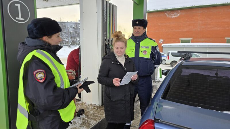 Госавтоинспекторы провели беседы о детской безопасности с посетителями АЗС и автомагазинов в Рузе