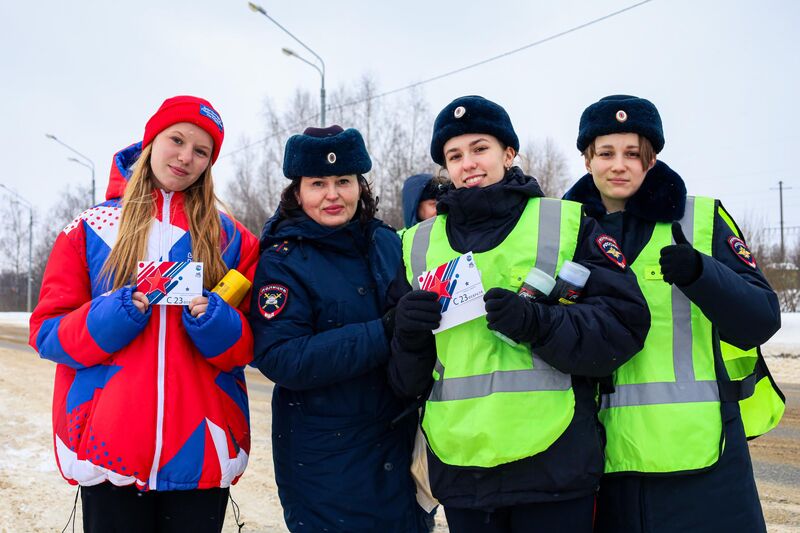 В Рузе сотрудницы Госавтоинспекции и волонтёры поздравили водителей-мужчин с Днём защитника Отечества