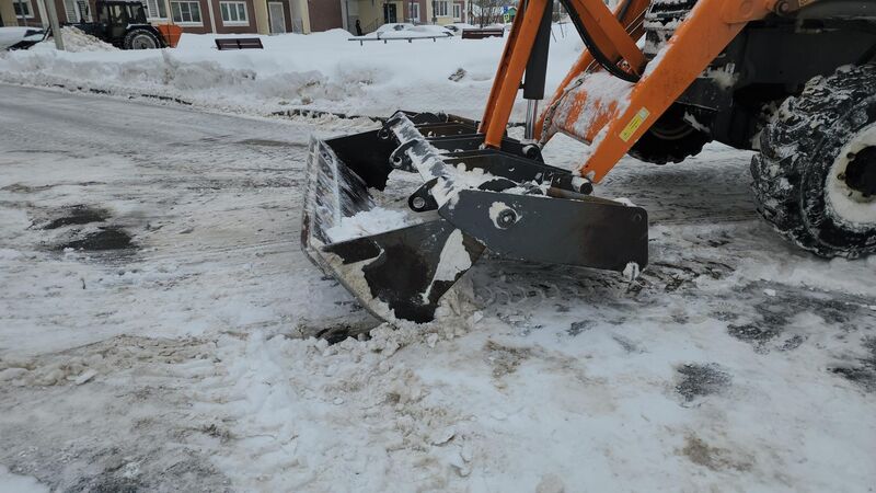 Коммунальщики Рузы убирают снег во дворе ЖК «Федеративный»