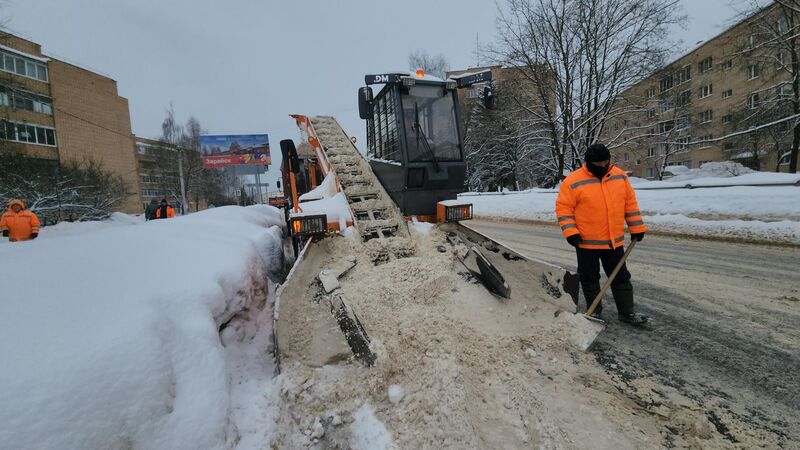 «Мосавтодор» с помощью крупной техники убирает снег возле автостанции Рузы