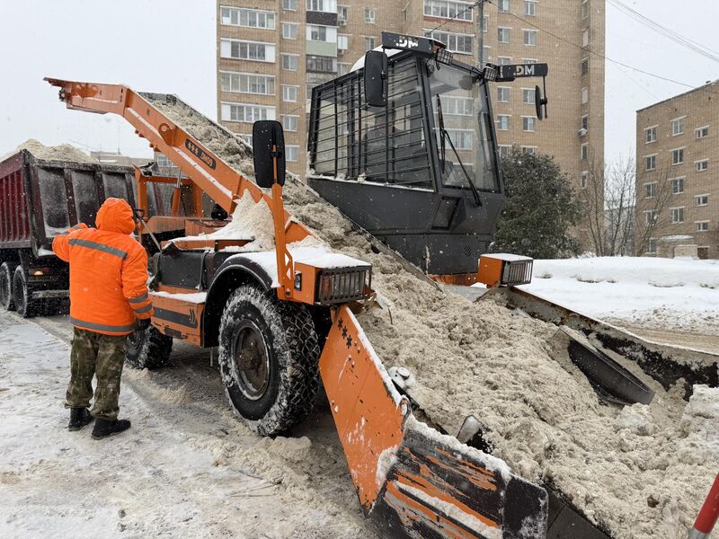 Спецтехника «Мосавтодора» борется со снегом в Рузе