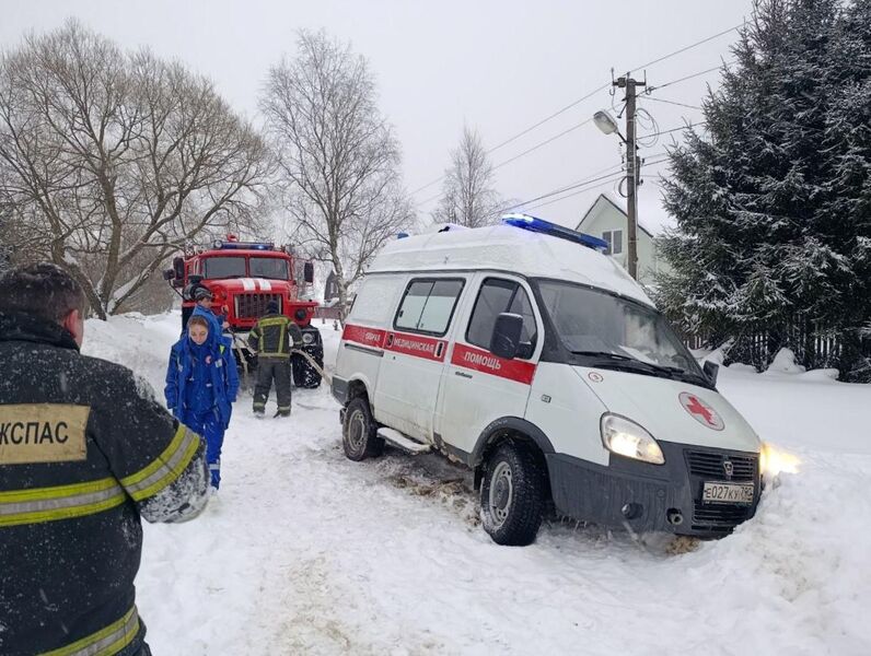 В Рузском округе работники ГКУ МО «Мособлпожспас» помогли выбраться застрявшей в снегу машине скорой помощи