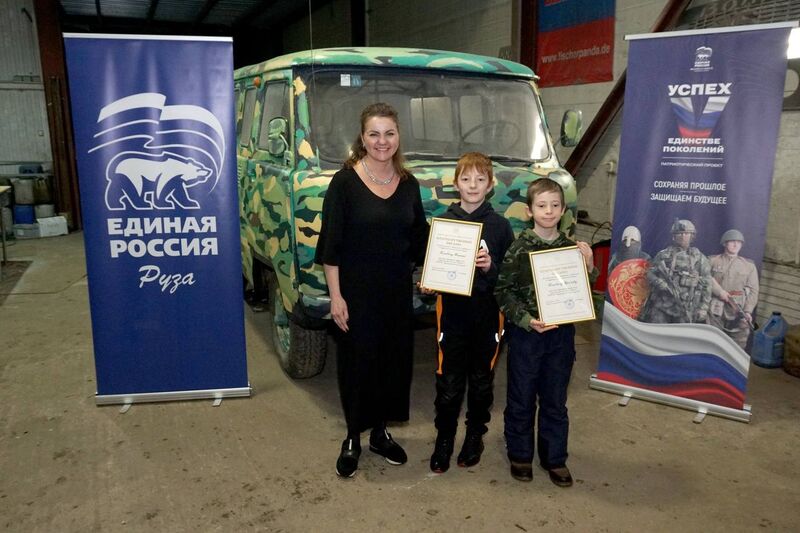 В Дорохово наградили юных художников и их педагогов за роспись автомобиля УАЗ для бойцов специальной военной операции