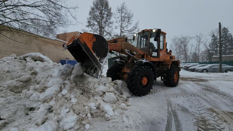 Чтобы не было луж: коммунальщики Рузы вывозят снег с городских дворов