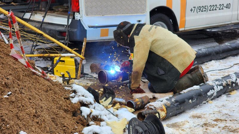 В Рузе устраняют прорыв трубы теплоснабжения на улице Урицкого