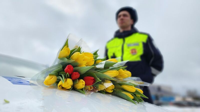 Сотрудники ГИБДД поздравили женщин-водителей Рузы с наступающим 8 Марта