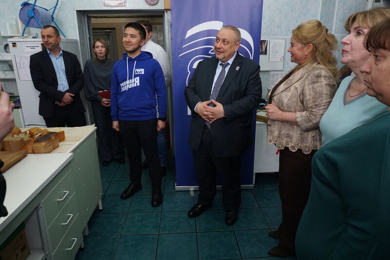Александр Горбылёв в преддверии Международного женского дня посетил Рузский хлебозавод 