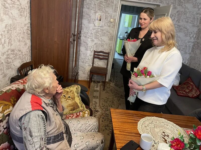 Партийцы поздравили ветерана ВОВ с Международным женским днём 