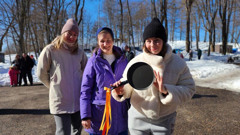 Фитнес с Бабой-Ягой и гонки на мясорубках: в Рузском парке «Городок» необычно поздравили женщин в 8 Марта