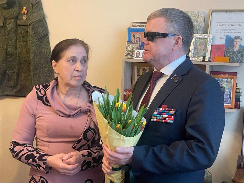 «Единая Россия» поздравила мать погибшего героя с 8 Марта 