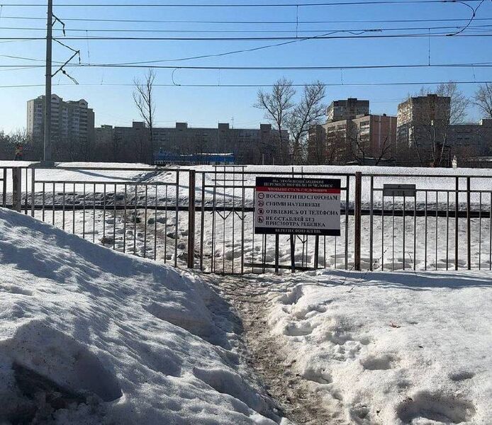  В Подмосковье продолжают устанавливать информационные щиты для безопасности на железной дороге