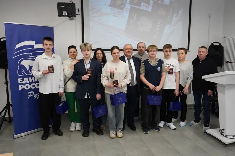 Александр Горбылёв вручил юным ружанам первые паспорта