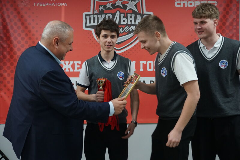 Александр Горбылёв наградил победителей муниципального этапа Единой школьной лиги