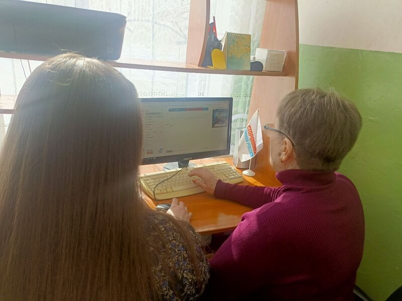 Сторонники провели урок по компьютерной грамотности для долголетов