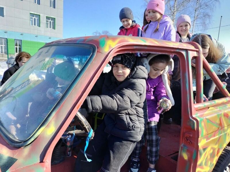 Ребята из Рузского округа вместе с гостями из Рязанской области раскрасили автомобиль для участников СВО  