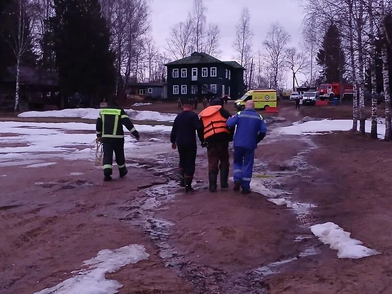 Работники ГКУ МО «Мособлпожспас» эвакуировали двух рыбаков со льда Рузского водохранилища