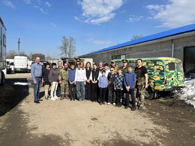 Из Рузского округа бойцам СВО передали УАЗ-«буханку», расписанную школьниками 