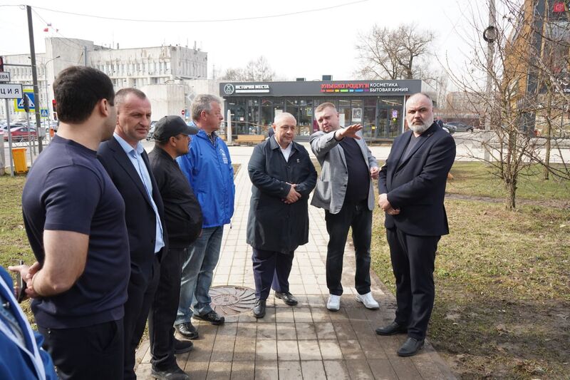 Александр Горбылёв проинспектировал ход ямочного ремонта дворовых территорий в Рузе 