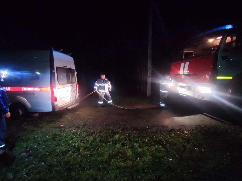 Спасатели ГКУ МО «Мособлпожспас» вызволили машину скорой помощи из грязевой ловушки в Рузском округе