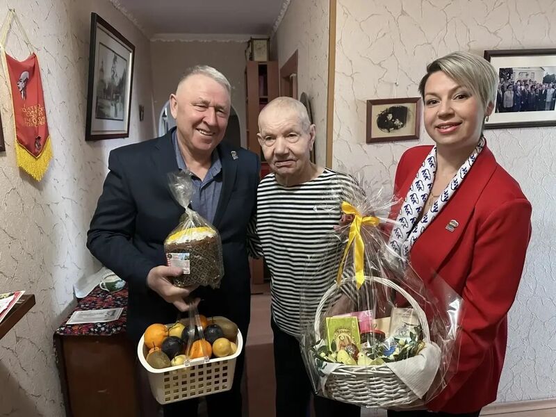 Партийцы поздравили ветеранов ВОВ с Пасхой 