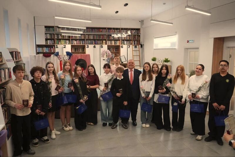 Александр Горбылёв вручил юным ружанам первые паспорта