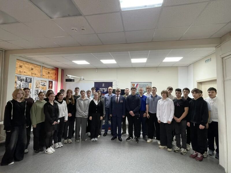 Партийцы провели Урок мужества в Космодемьянской школе