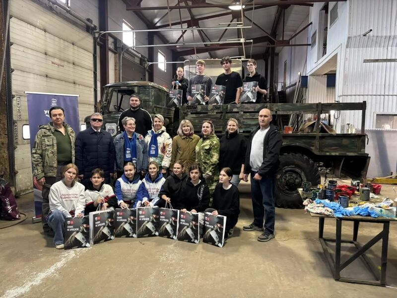 В Дорохово депутаты и волотнёры покрасили автомобиль ГАЗ-66 для участников СВО