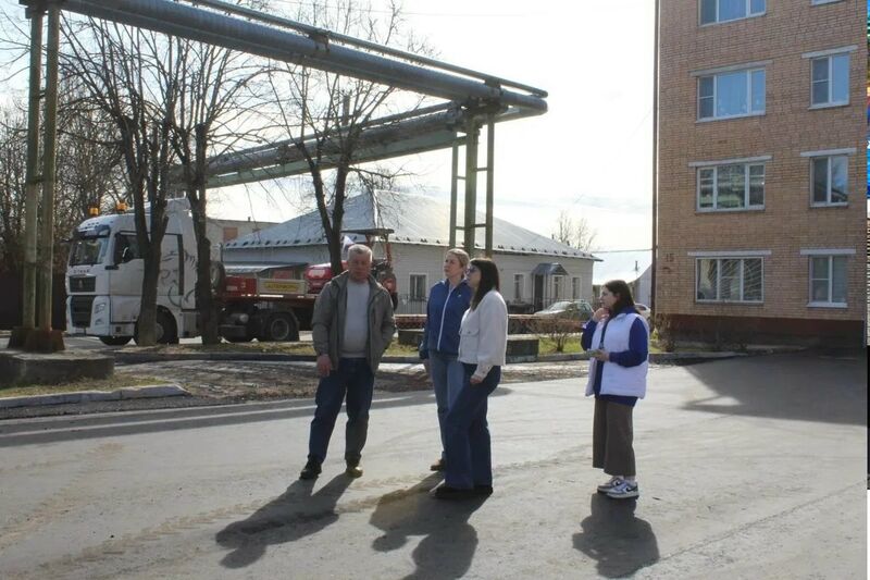 Партийцы и молодогвардейцы совместно проверили ход работ по ямочному ремонту в Рузе