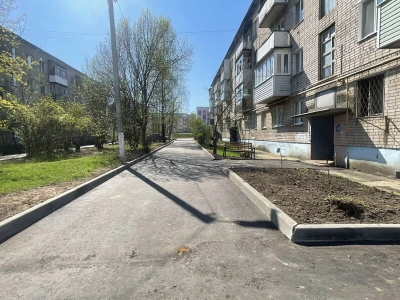 «Единая Россия» проверила ход работ по благоустройству дворовой территории в Тучково
