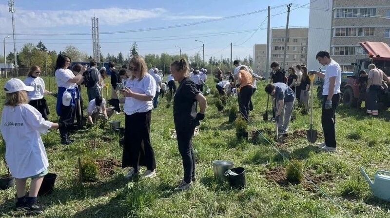 «Единая Россия» приняла участие в экологической акции «Сад Памяти»   